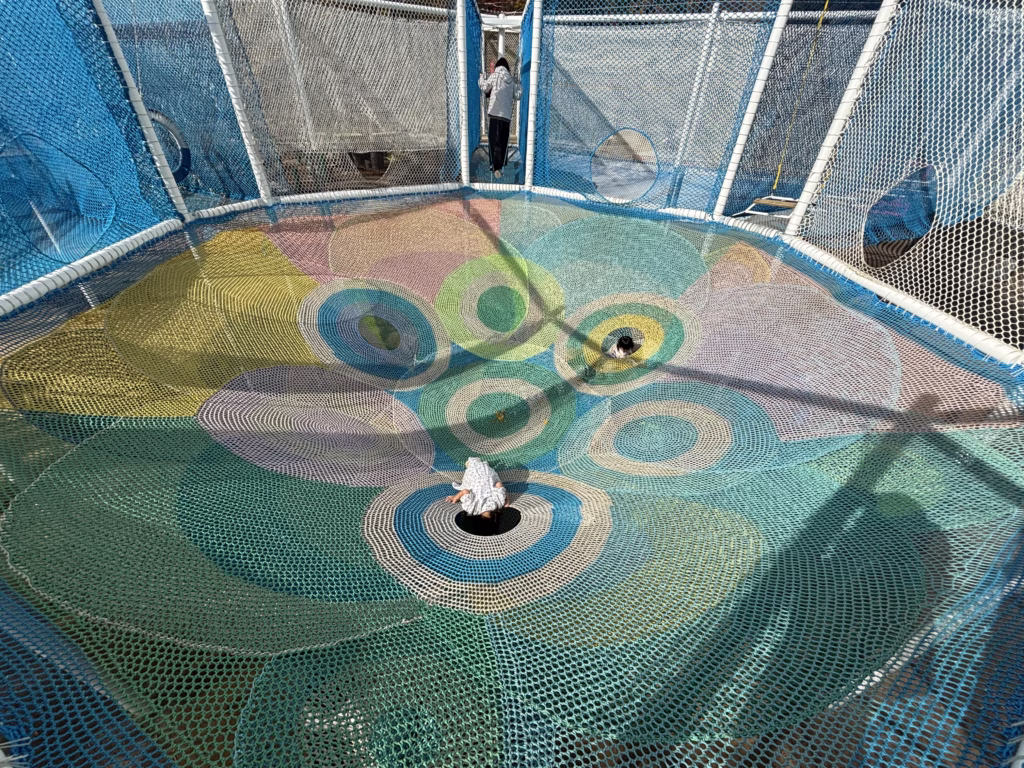A0SOBIYUKU京都るり渓温泉の屋外エリアにあるカラフルな大型ネット遊具