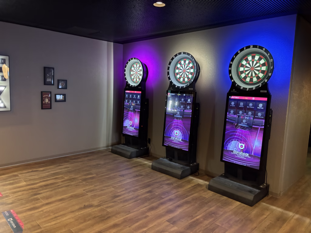 RIVER SIDE AREA｜ウッドマンラウンジの室内にあるダーツ