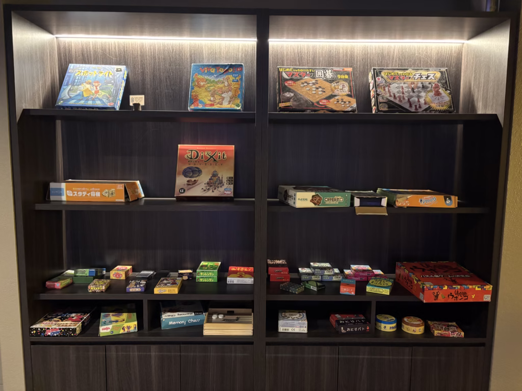 RIVER SIDE AREA｜ウッドマンラウンジの室内にあるボードゲーム