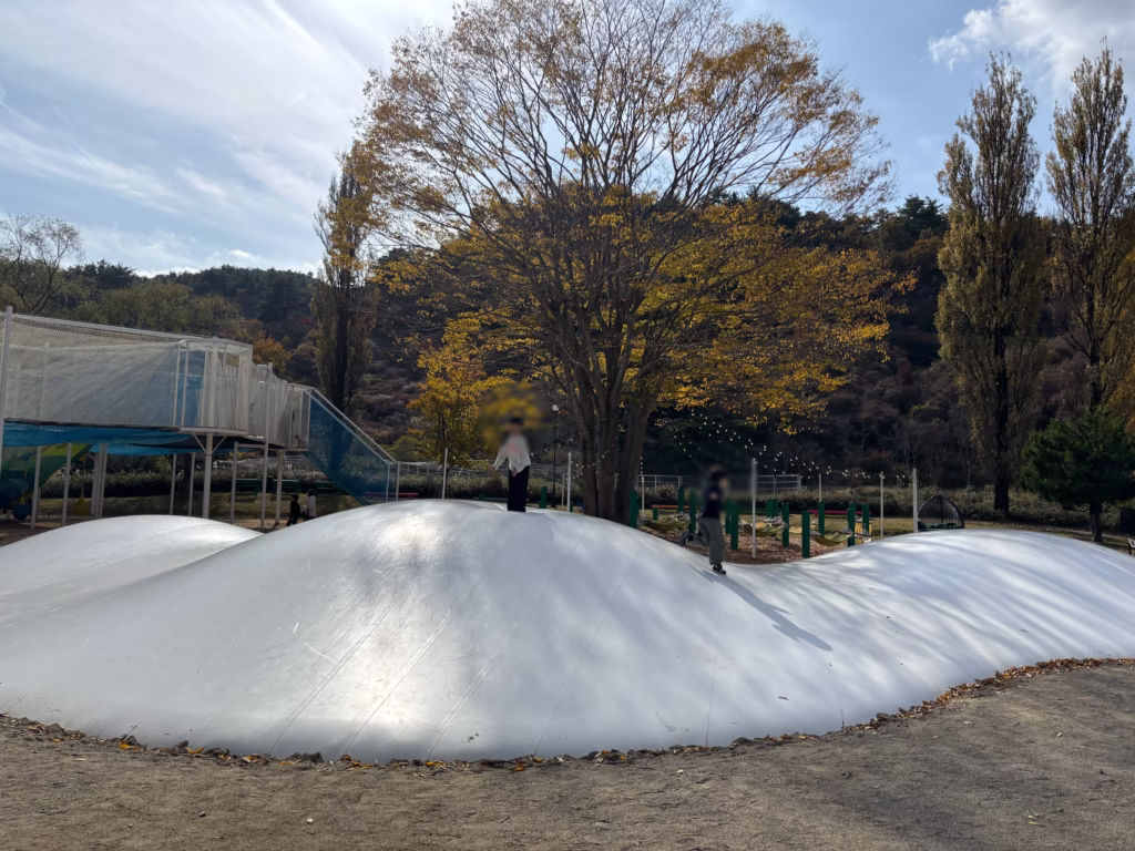 A0SOBIYUKU京都るり渓温泉の屋外エリアにあるふわふわドーム