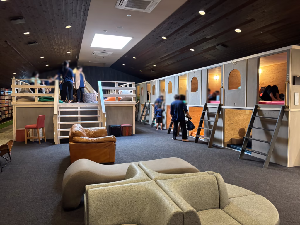 るり渓温泉にあるランタンテラスでリラックスする人たち