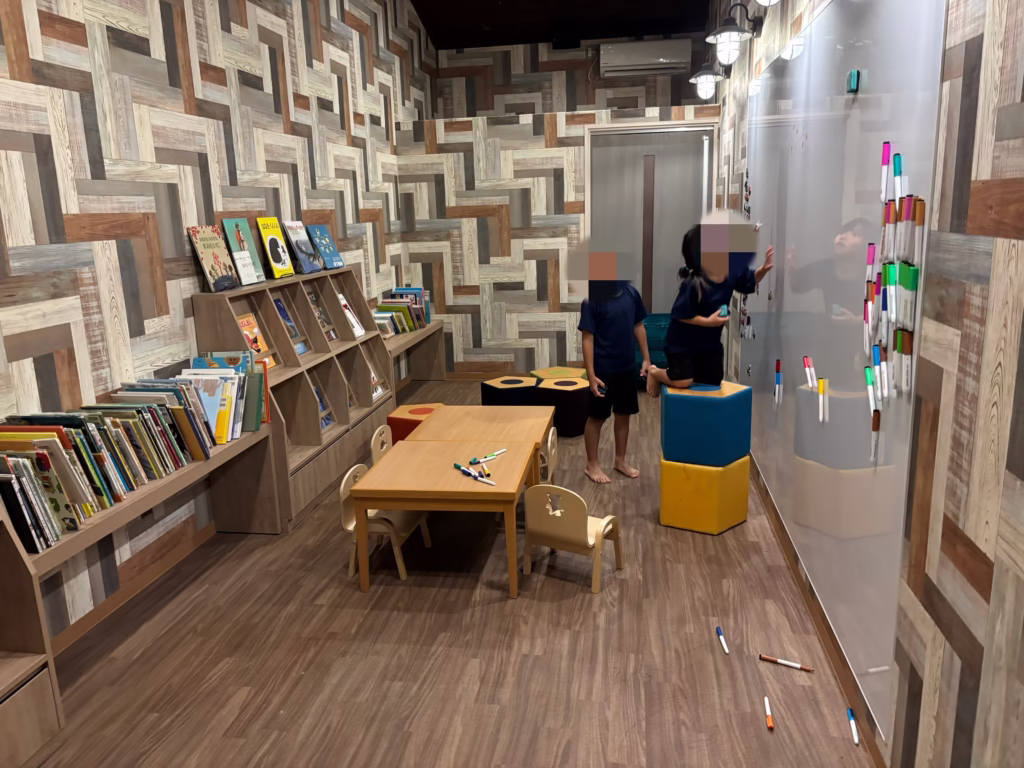 るり渓温泉のランタンテラスにある絵本やお絵描きコーナー