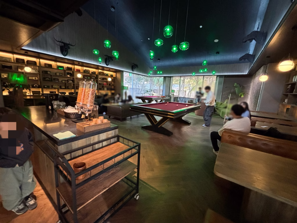 RIVER SIDE AREA｜ウッドマンラウンジの室内