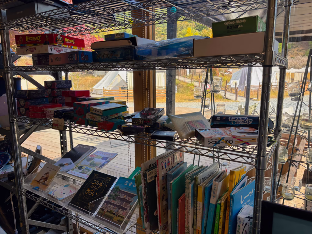 京都るり渓GLAXのフロント内にある多数のカードゲームと絵本