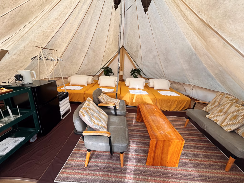 京都るり渓GLAX グランピングテント コンフォートのテント内