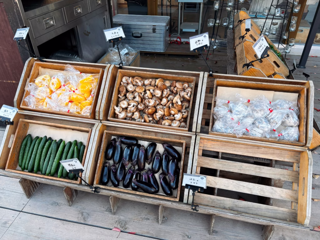 京都るり渓GLAX フロント前に置かれている野菜